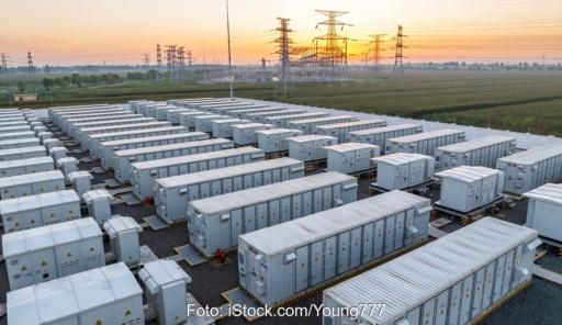 Im Bild Container mit Batteriespeichern, größter Batteriespeicher in Deutschland ist in NRW geplant.