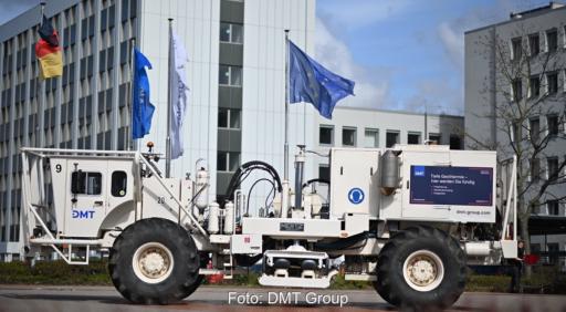 Ein Vibro-Truck von DMT, der den Untergrund für die Geothermie in Berlin erkunden soll.