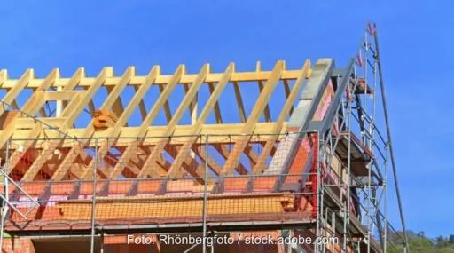 Ein Neubau mit offenen Dachsparren, eine Photovoltaik-Vorschrift für Neubauten gilt in acht Bundesländern.