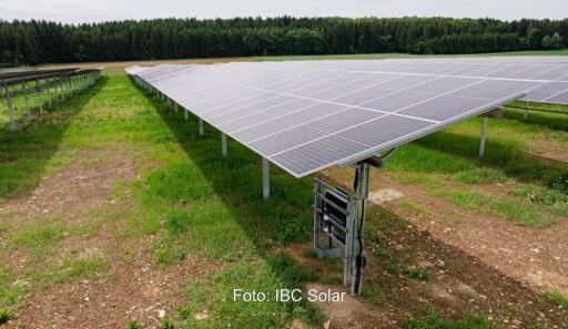 Im Bild der Agri-PV-Solarpark von IBC Solar in Veringenstadt in Baden-Württemberg.