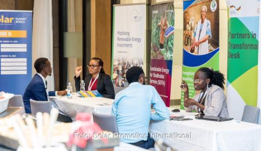 Im Bild Menschen an Tischen im Gespräch, die Intersolar Africa findet 2026 in Nairobi statt.