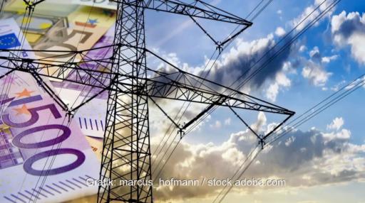 Geldscheine hinter Strommast, die Netzentgeltreform sollte netzdienliches Verhalten belohnen.
