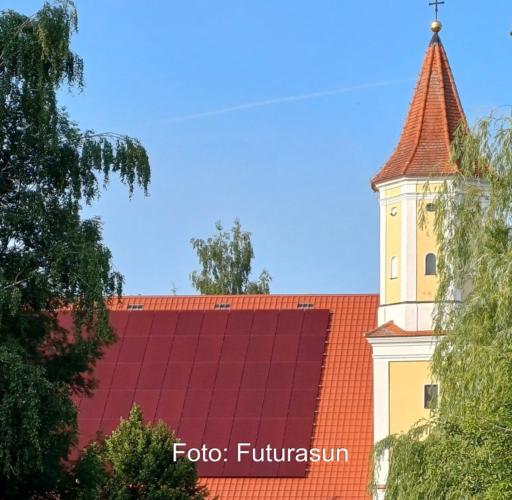Im Bild die Photovoltaik-Anlage in Rot auf dem Schloss Blumenthal.