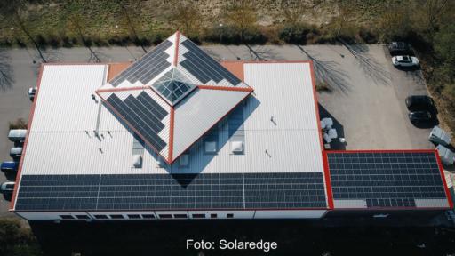Bei der BV-Comoffice GmbH kommt die Solar-Ladelösung von Solaredge zum Einsatz.