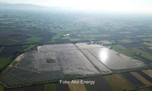 Luftbild vom Solarpark Megala Kalyvia von Abo Energy in Griechenland.