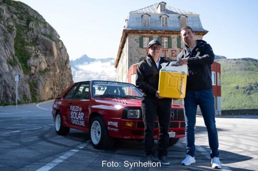 Helmut Ruhl, CEO der AMAG Gruppe, und Philipp Furler, Co-CEO und Mitbegründer von Synhelion vor dem Audi, der mit Solar-Benzin gefahren ist.