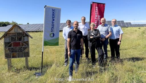 Offizielle vor der Photovoltaik-Freiflächenanlage in Neustadt an der Weinstraße, die Pfalzwerke führen ein Repowering durch.
