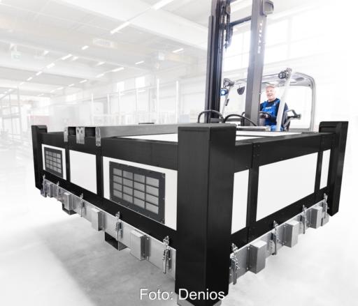 Stapler befördert große Transportbox für Batterien