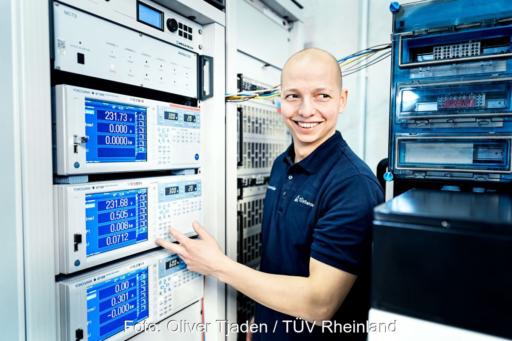 Ein TÜV-Prüfer an einem Prüfstand für PV-Anlagen.