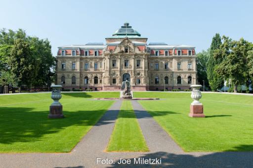 Bild des Erbgroßherzoglichen Palais mit Brunnen in Karlsruhe.