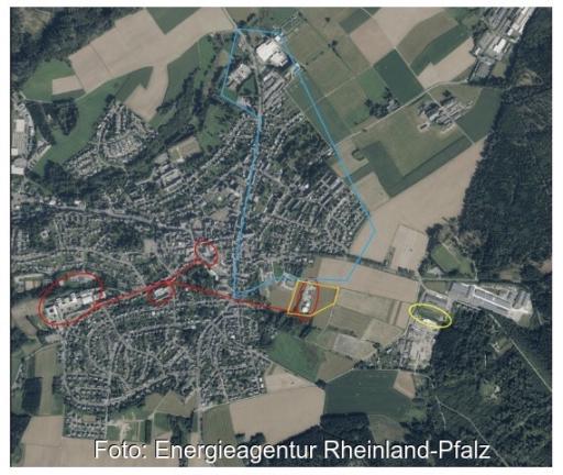 Luftbild von Hermeskeil mit roter Linie für das bestehende Wärmenetz und blauer Linie für das geplante Wärmenetz