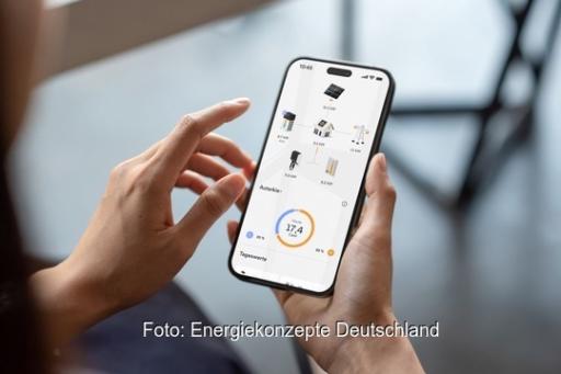 Ein Handy zeigt den Solarertrag, Energiekonzepte Deutschland bietet intelligente Messsysteme (iMSys) an und wird wettbewerblicher Messstellenbetreiber.