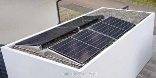 Mini-PV-Anlage auf einem Flachdach, Ilzo-Stecker-Solaranlagen sind für Dächer konzipiert.