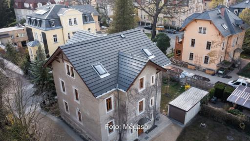 Altes Haus in Dresden mit der dachintegrierten Photovoltaik-Anlage in Schieferoptik inmitten anderer Stadtvillen.