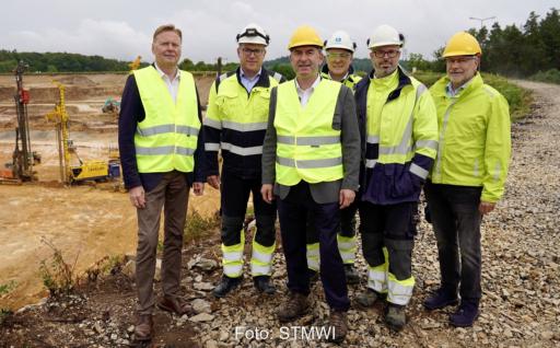 Offizielle auf der Baustelle vom Pumpspeicherkraftwerk Happurg.