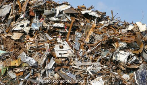 Ein Haufen Metallschrott, die Entsorgung von Boilern und Warmwasserspeichern muss in speziellen Recyclinganlagen erfolgen.