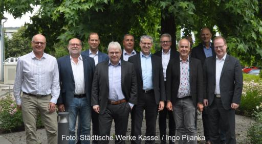 Gruppenbild ohne Dame mit Geschäftsführern der Anteilseigner vom Stadtwerke Verbund Südniedersachsen (SVS).