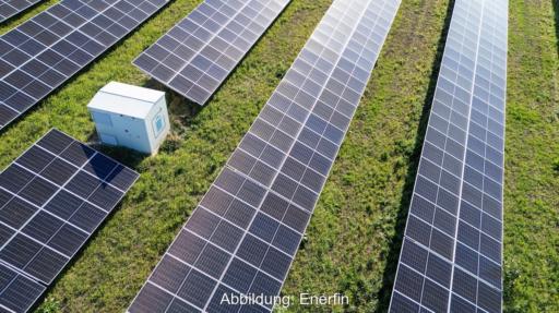 Ein Batteriespeicher in einem Photovoltaik-Feld, Enerfin bietet ein Komplettpaket für Betreiber von Solarparks an.