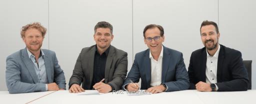 Firmenvertreter an einem Tisch bei der Vertragsunterzeichnung zur Nutzung der Prosumer-App von Vattenfall durch die Stadtwerke Bochum.