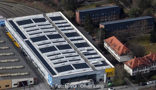 Photovoltaik-Anlage auf dem Dach eines BVG-Betriebshofes aus der Luft.