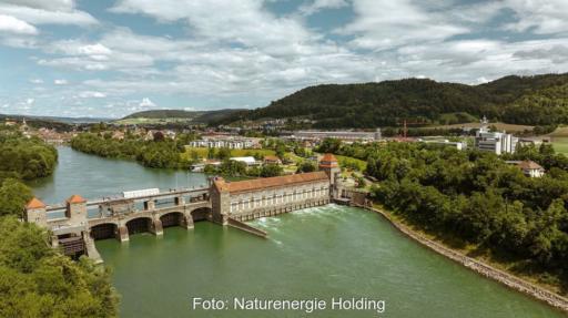 Luftbild von Wasserkraftwerk und brücke über dem Hochrhein.