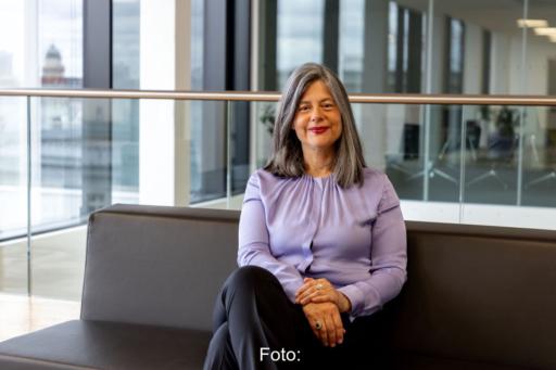 Foto von Nina Scheer, sitzend auf einem Sofa im Bundestagsbüro.