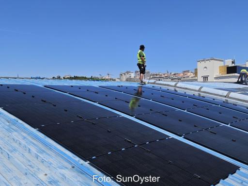 Solarmodule auf einem Gebäudedach in Lissabon.