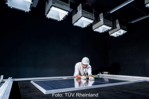 Prüfer eines PV-Moduls in Laborumgebung.