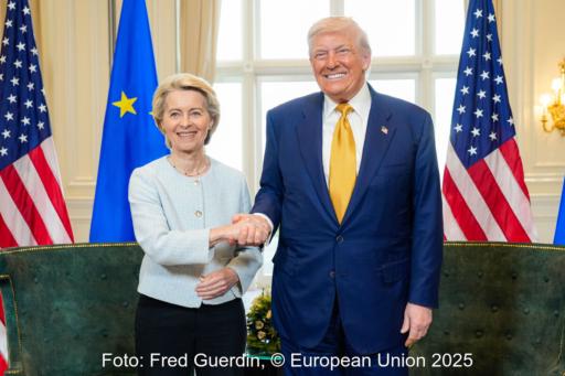 Handschlag zwischen Ursula von der Leyen und Donald Trump zur Besiegelung des Energie versuch Zoll-Rabatt-Deals im Wert von 750 Milliarden US-Dollar.