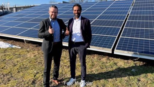 Zwei Männer stehen vor Photovoltaik-Anlage und halten den Daumen hoch - Maxsolar übernimmt Projektpipeline