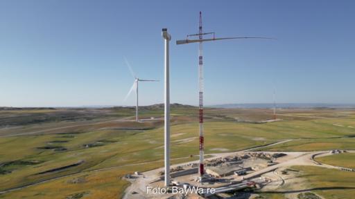 Windpark im Bau in. hügeliger Landschaft.