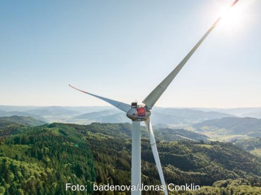 Windkraftanlage in südwestdeutscher Mittelgebirgslandschaft.