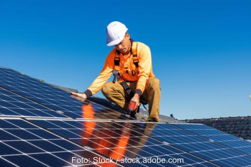 Installateur auf einem PV-Dach.