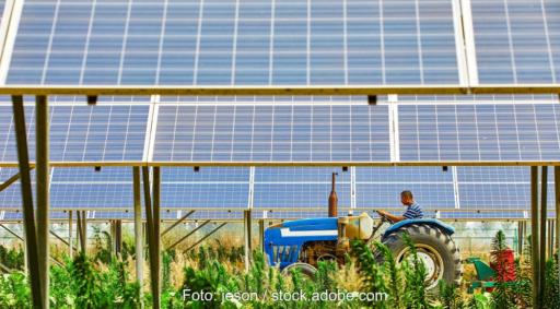Ein Traktor fährt durch eine Photovoltaik-Anlage, Saxovent steigt in Agri-PV ein.