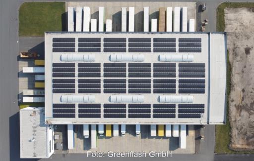 Photovoltaik-Energiesystem auf dem Hallendach von Boll Logistik, gebaut von Greenflash.