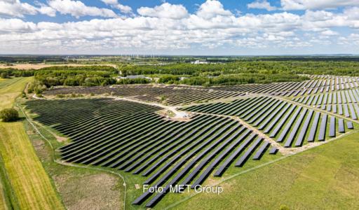 Der Photovoltaik-Solarpark Kentzlin der MET Group in Mecklenburg-Vorpommern aus der Luft.