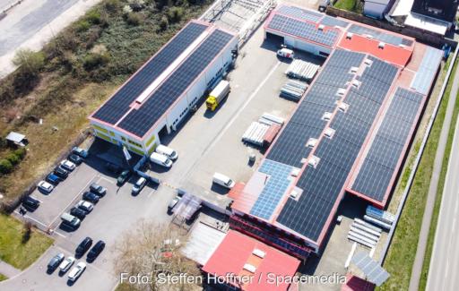 Photovoltaik-Anlage auf den Dächern von Wirth Fenstertechnik.