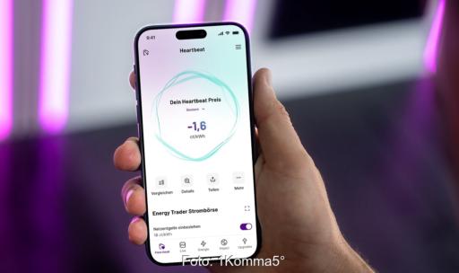 Ein Handy mit der Energiemanagement-Software Heartbeat AI von 1Komma5°.