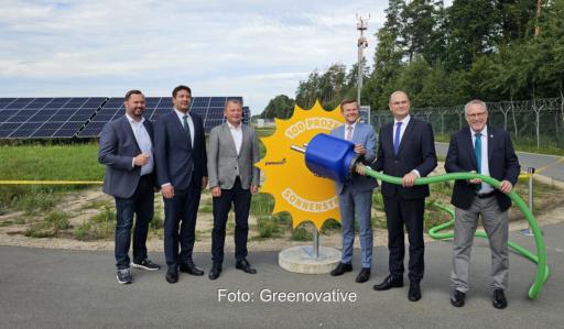 Politiker und Firmenvertreter mit einem überdimensionierten Stecker bei Einweihung der Photovoltaik-Anlage des Airport Nürnberg.