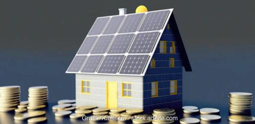 Zeichnung eines Hauses mit Photovoltaik-Anlage und Geldmünzen, der Solarertrag im Bundesländer-Vergleich war im ersten Halbjahr 2025 im Saarland am größten.