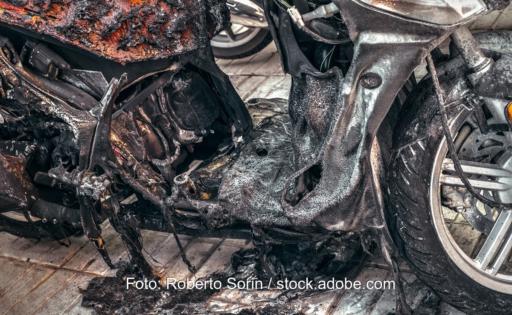 Ein verkohltes Motorrad, die TU Graz geht der Frage nach: Wie sicher sind Batterien?