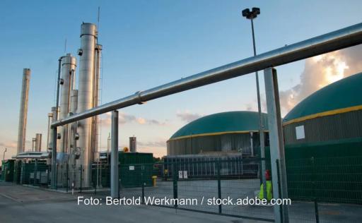 Biogasaufbereitungsanlage mit großen Gasrohren, der Netzanschluss von Biogasaufbereitungsanlagen soll gesetzlich neu geregelt werden.