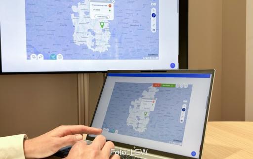 Ein Mensch vor einem Bildschirm mit dem Tool SNAP Pro, das eine Netzanschlussprüfung in Echtzeit auf Hochspannungsebene ermöglicht.