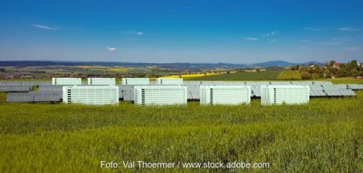 Großbatteriespeicher neben Photovoltaik-Freiflächenanlage, Münchner Solarkraftwerke kooperiert mit Lion.