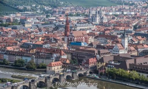 Eine Luftaufnahme von Würzburg, die Stadt will mit einem Sanierungsfahrplan die öffentlichen Gebäude dämmen und Wärmepumpen und Photovoltaik-Anlagen einbauen.