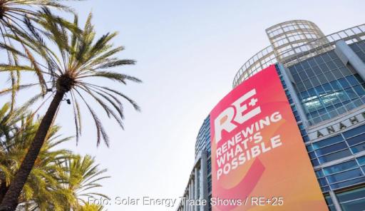 Flagge der Fachmesse RE+25 in Las Vegas, Boviet Solar stellt neue Photovoltaik-Module vor.
