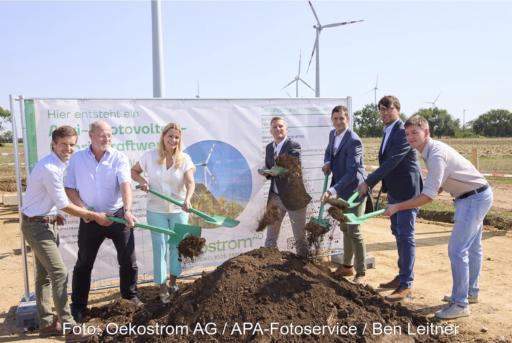 Offizielle schippen Erde beim Spatenstich für das Hybridkraftwerk Parndorf.