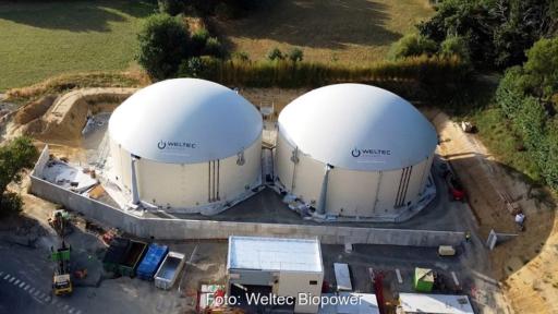 Eine der Biogasanlagen von Weltec Biopower in Frankreich aus der Luft aufgenommen.