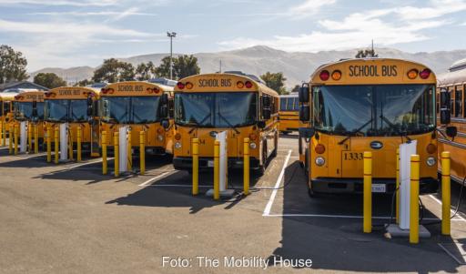 Typische amerikanische Schulbusse in gelb an Ladesäulen, Vehicle-to-Grid-System in Kalifornien gestartet.