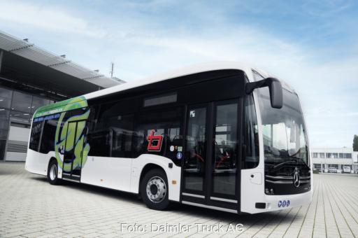 Ein Elektro-Bus fährt von schräg links ins Bild.